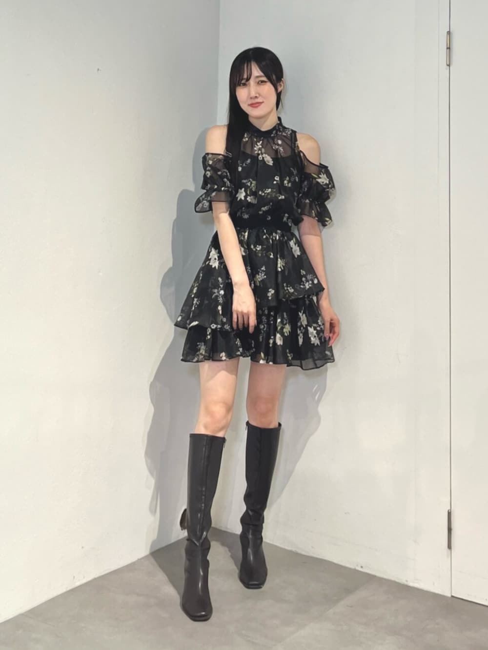 ブラウン系のブーツ、ブラック系のワンピースを着用したレディースの夏コーディネートの2枚目の写真
