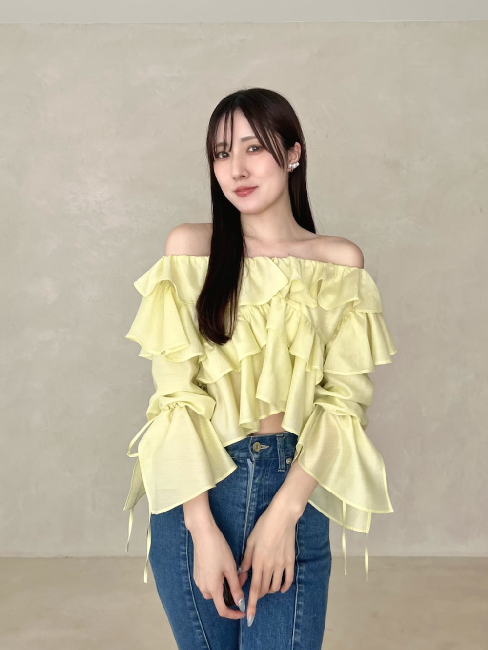 ブルー系のデニムパンツ、ブラウン系のローファー、イエロー系のシャツ/ブラウスを着用したレディースの夏コーディネートの6枚目の写真