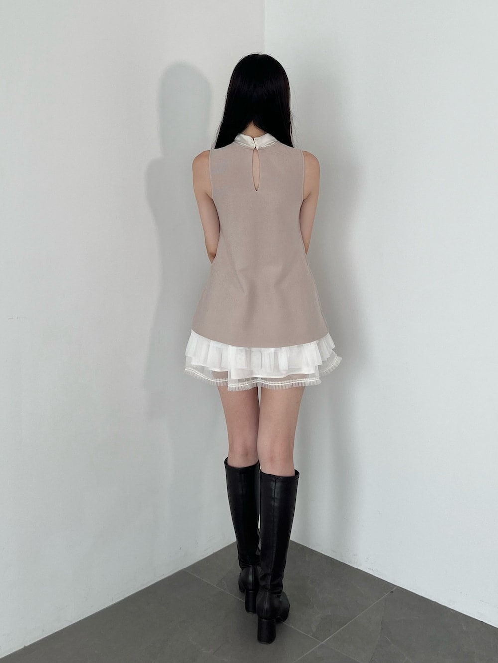 ホワイト系のスカート、ピンク系のニット/セーター、ブラウン系のブーツを着用したレディースの夏コーディネートの3枚目の写真