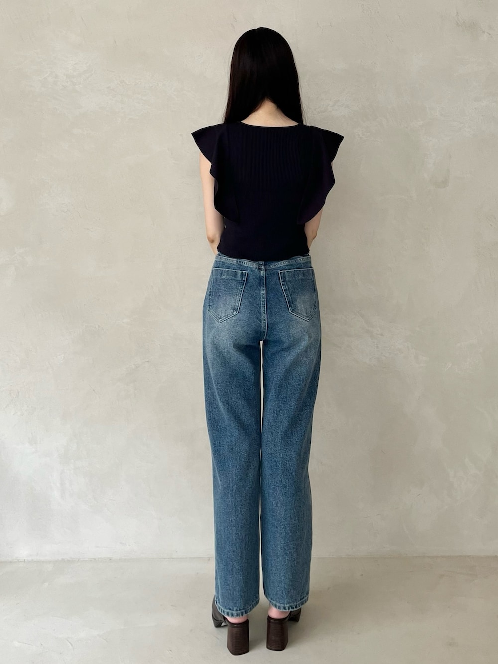 ブラウン系のシューズ、ブルー系のデニムパンツ、ブルー系のニット/セーターを着用したレディースの夏コーディネートの4枚目の写真