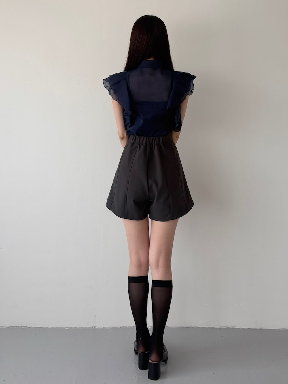 グレー系のその他パンツ、ブラック系のシューズ、ブルー系のシャツ/ブラウスを着用したレディースの夏コーディネートの4枚目の写真