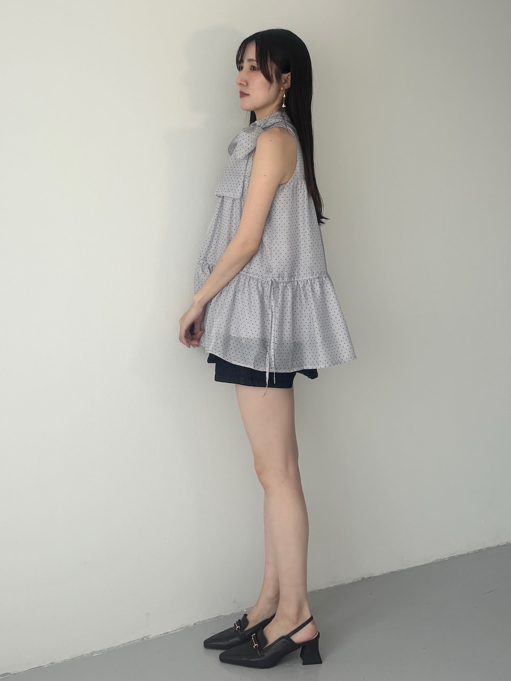 ブラウン系のパンプス、グレー系のシャツ/ブラウス、ブルー系のその他パンツを着用したレディースの夏コーディネートの3枚目の写真