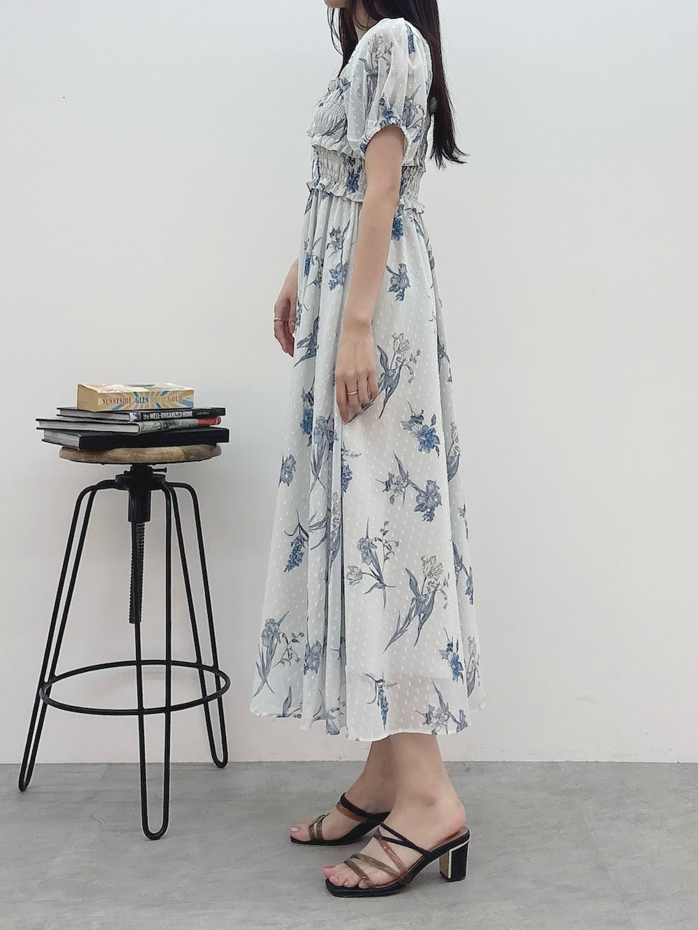 グレー系のワンピース、ブラック系のサンダルを着用したレディースの夏コーディネートの4枚目の写真