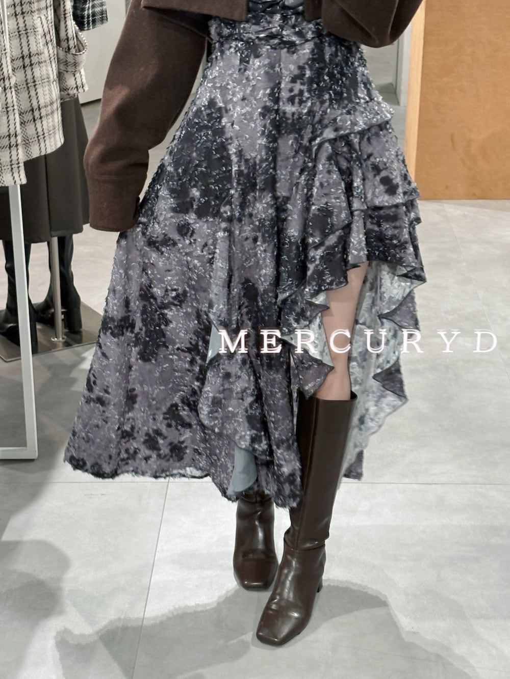 ブラウン系のその他アウター、グレー系のワンピースを着用したレディースの冬コーディネートの3枚目の写真