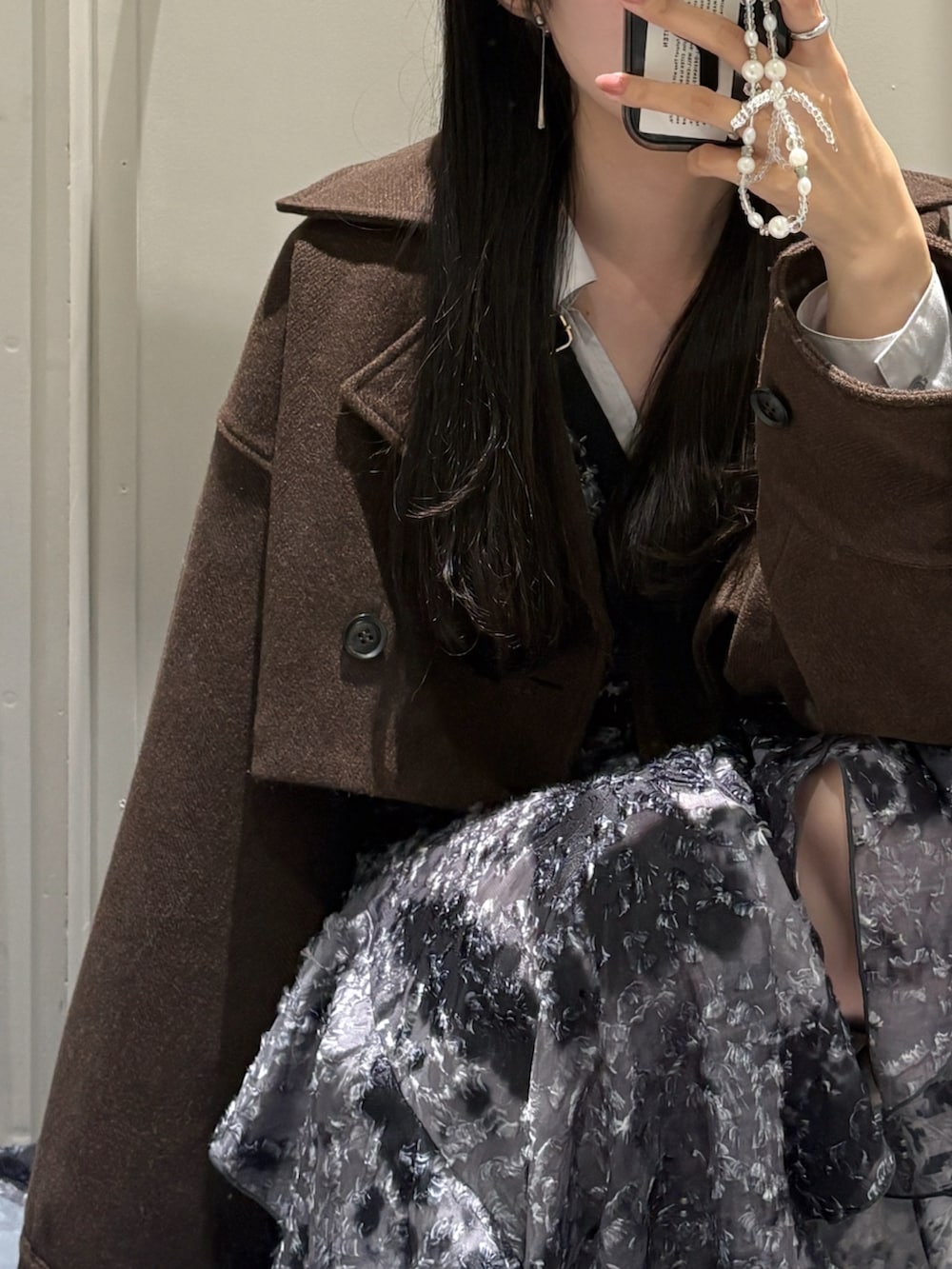 ブラウン系のその他アウター、グレー系のワンピースを着用したレディースの冬コーディネートの4枚目の写真