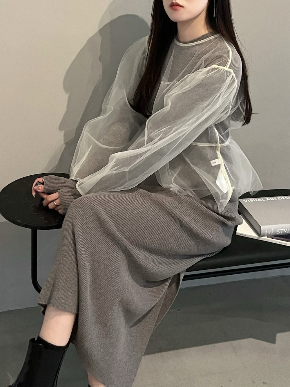 ブラック系のブーツ、グレー系のワンピースを着用したレディースの秋コーディネートの3枚目の写真