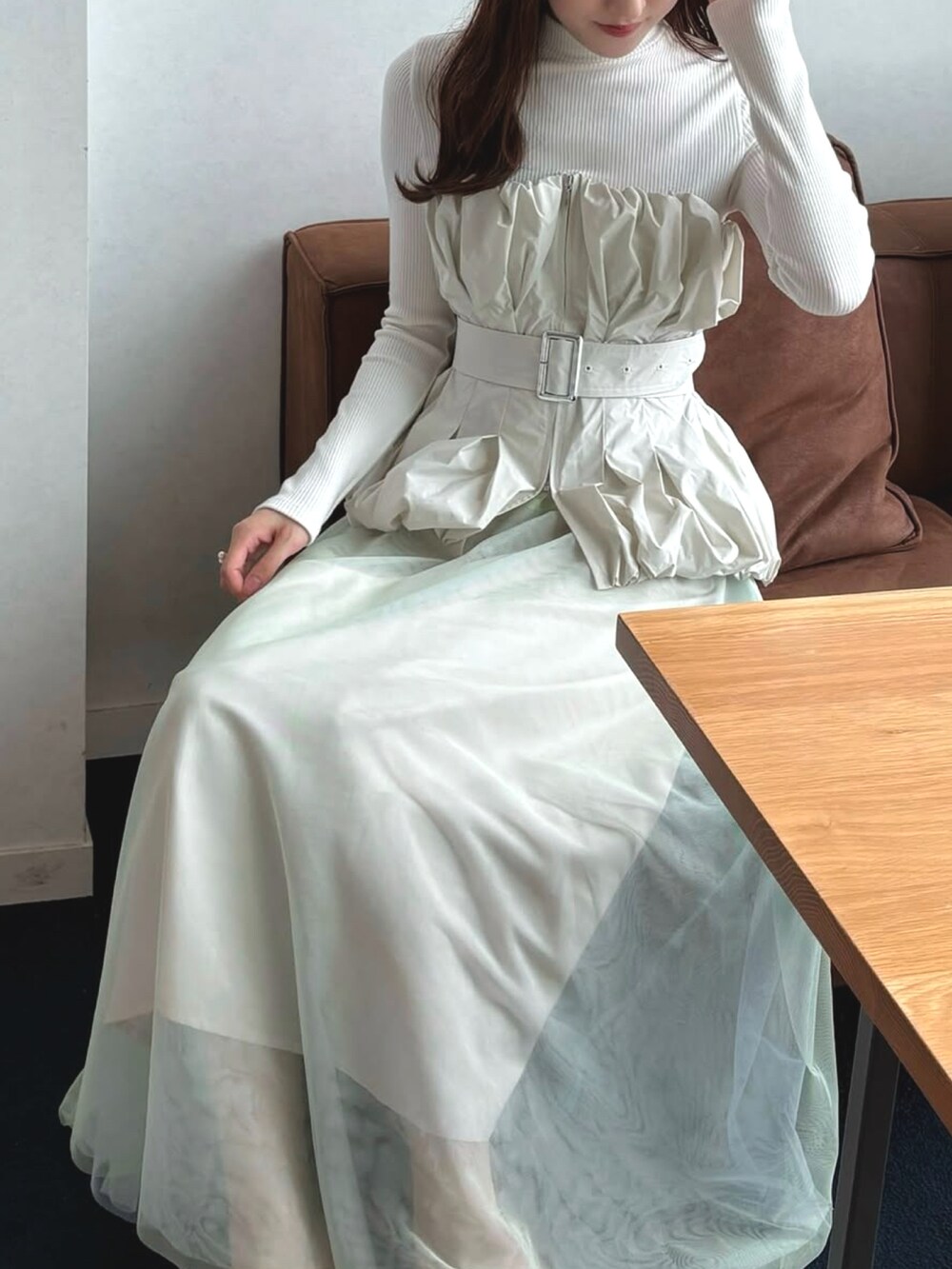 ホワイト系のワンピース、ベージュ系のパンプスを着用したレディースの冬コーディネートの3枚目の写真