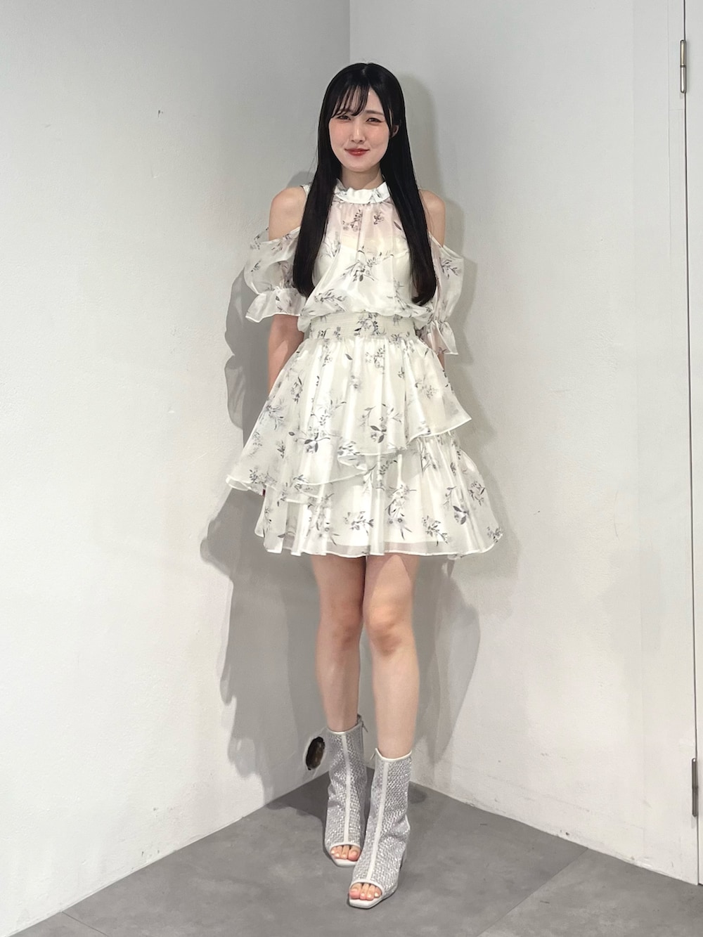 ホワイト系のワンピース、グリーン系のショルダーバッグ、グレー系のブーツを着用したレディースの夏コーディネートの3枚目の写真