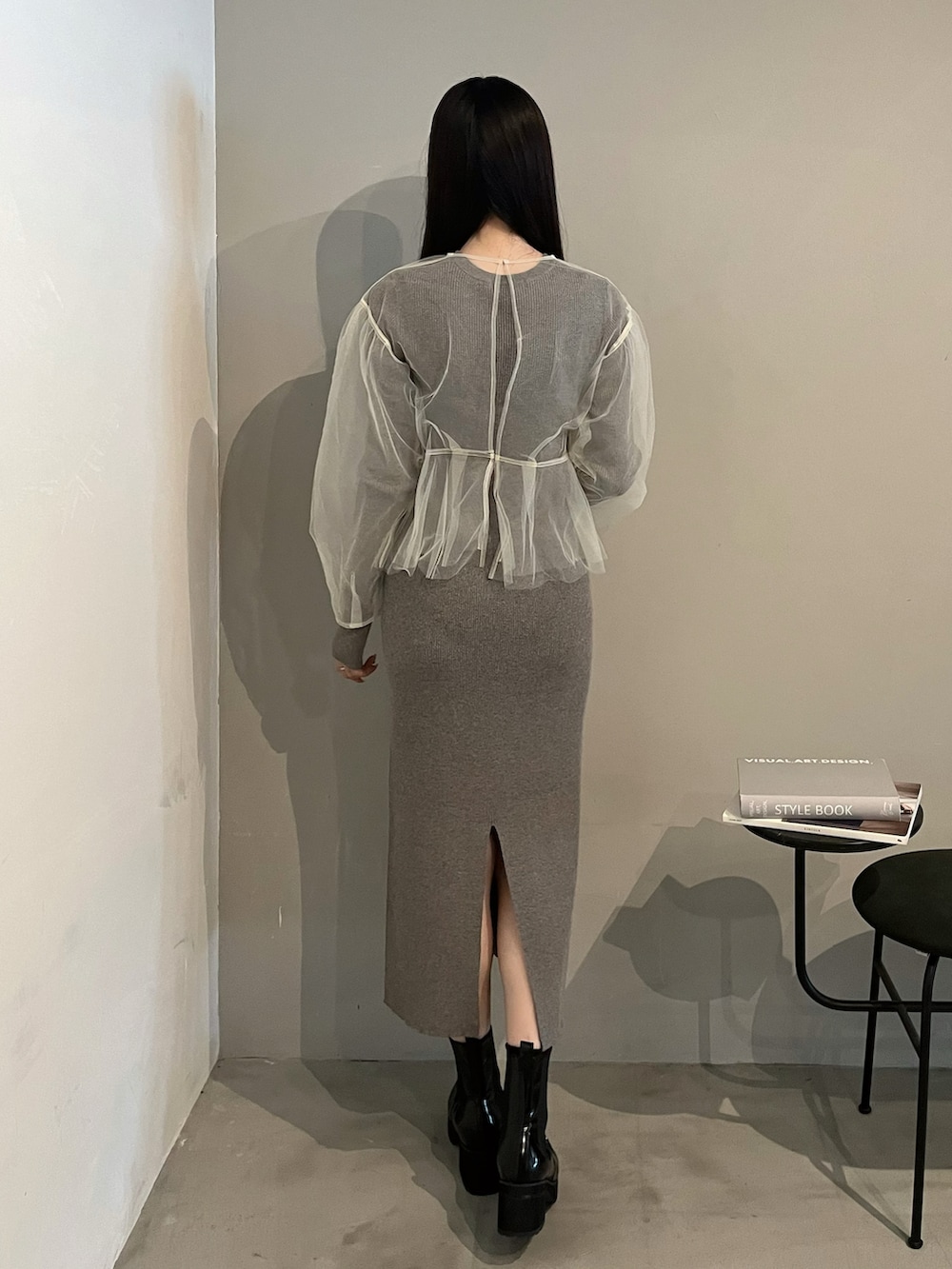 ブラック系のブーツ、グレー系のワンピースを着用したレディースの秋コーディネートの5枚目の写真