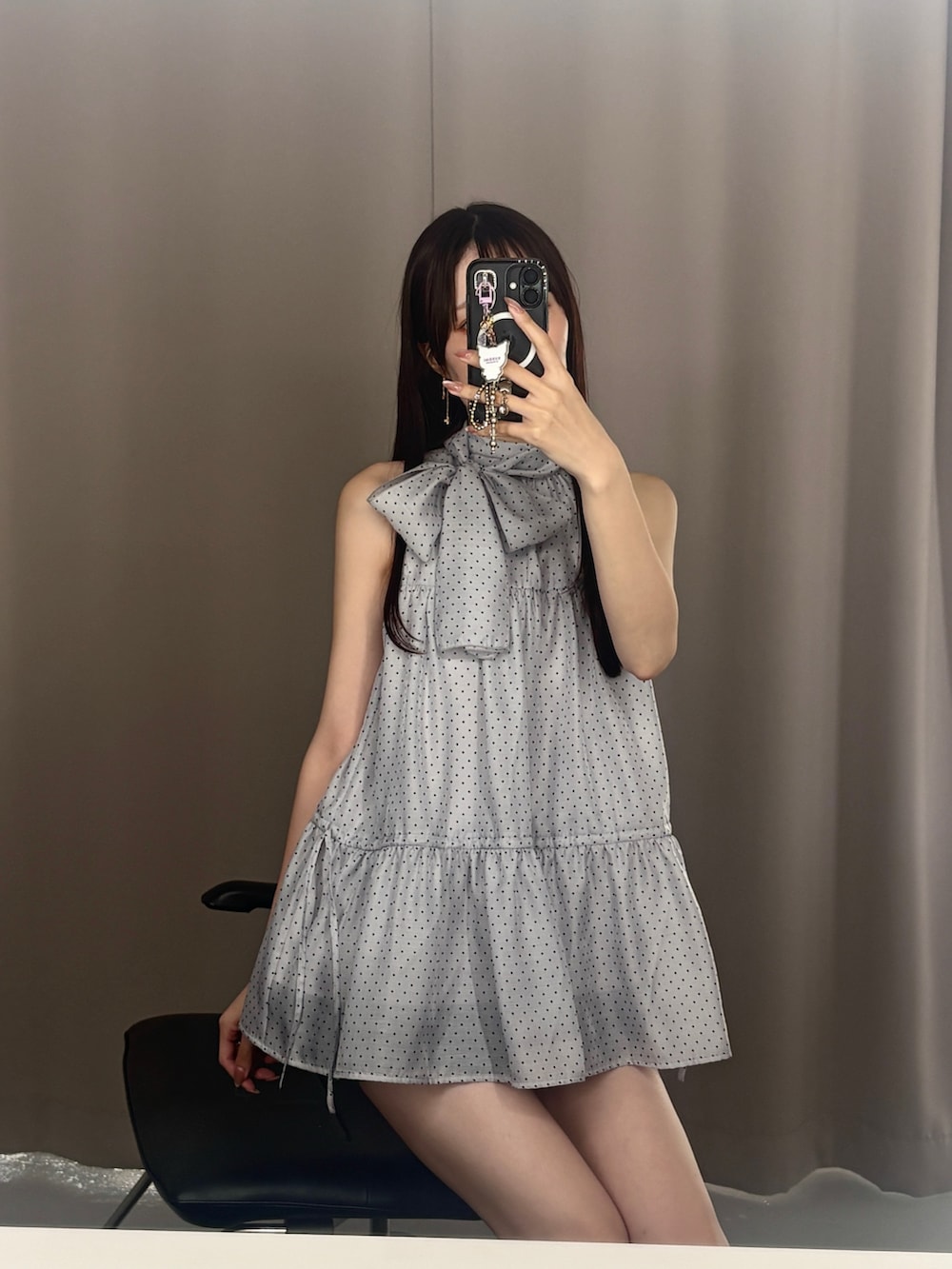 ブラウン系のパンプス、グレー系のシャツ/ブラウス、ブルー系のその他パンツを着用したレディースの夏コーディネートの7枚目の写真