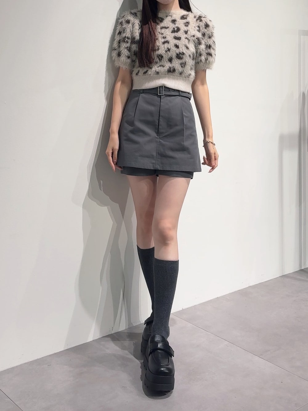 その他のニット/セーター、グレー系のスカートを着用したレディースの秋コーディネートの2枚目の写真