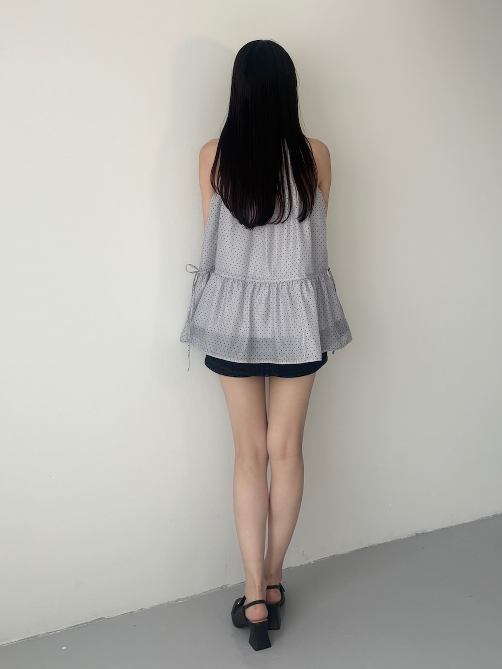 ブラウン系のパンプス、グレー系のシャツ/ブラウス、ブルー系のその他パンツを着用したレディースの夏コーディネートの4枚目の写真