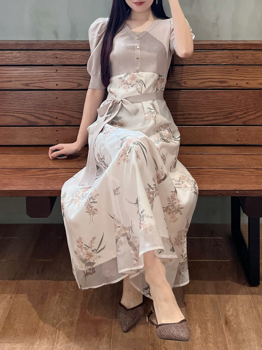 ブラウン系のパンプス、ベージュ系のワンピースを着用したレディースの春コーディネートの5枚目の写真