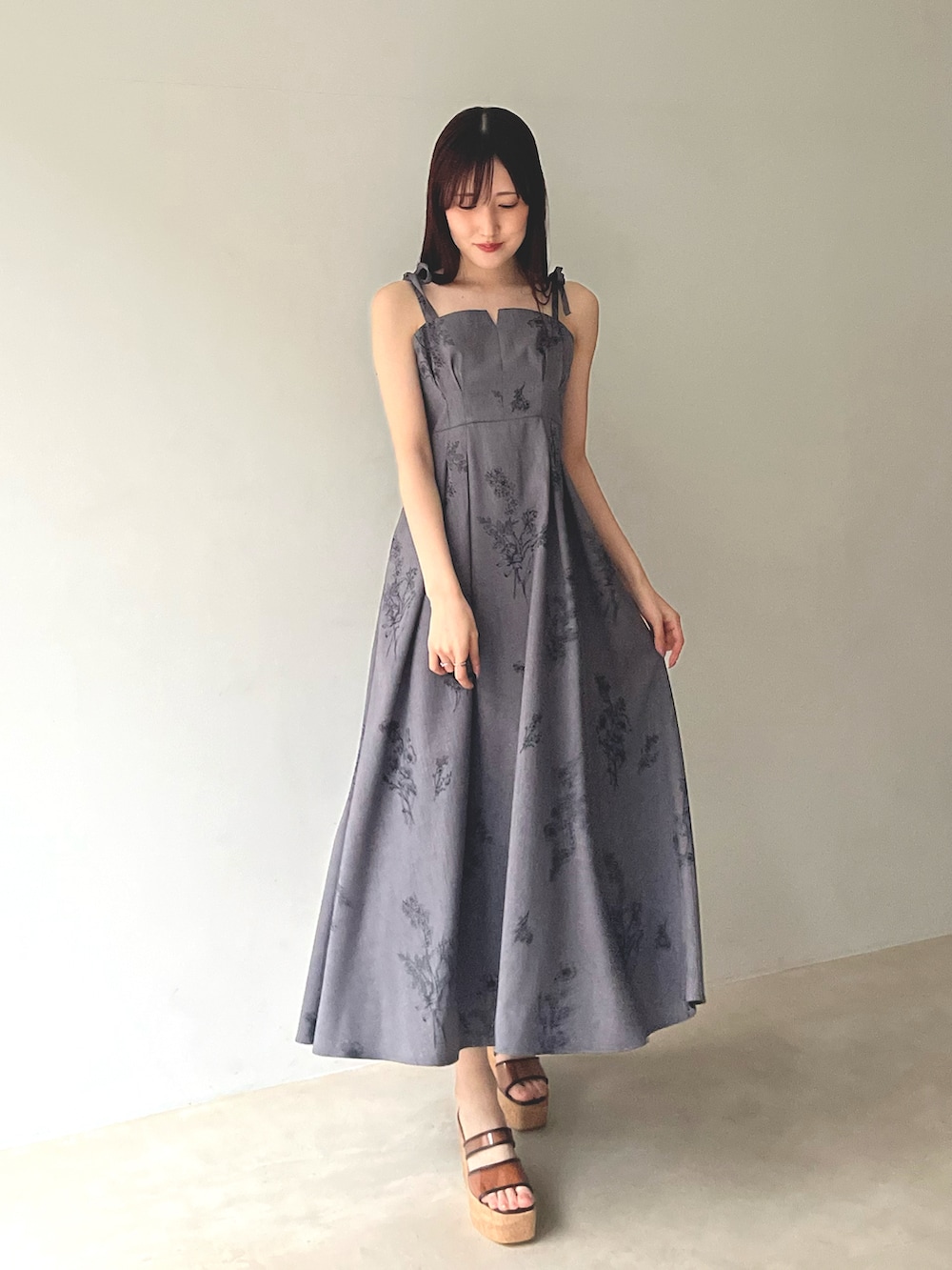 ブラック系のカーディガン/ボレロ、ブラウン系のサンダル、グレー系のワンピースを着用したレディースの春コーディネートの4枚目の写真