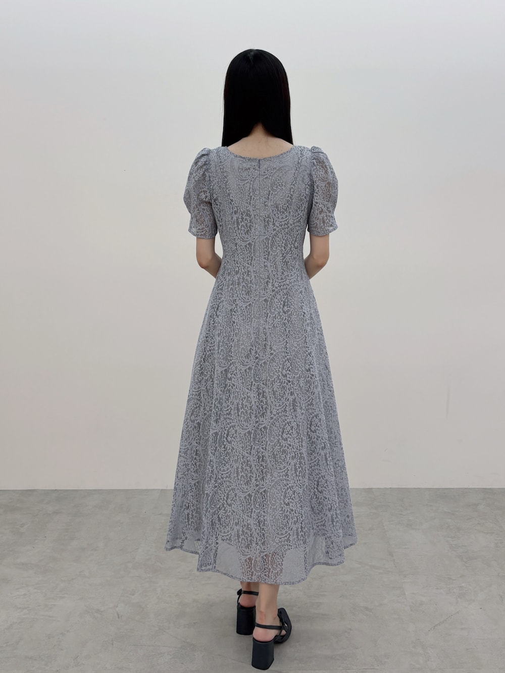 ブルー系のワンピースを着用したレディースの冬コーディネートの4枚目の写真