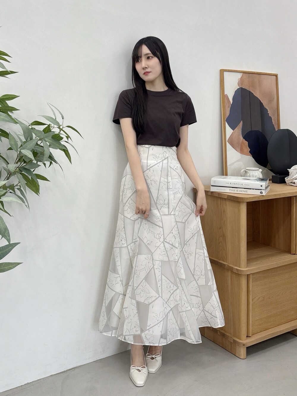 ホワイト系のカーディガン/ボレロ、ブラウン系のTシャツ/カットソー、ホワイト系のスカートを着用したレディースの夏コーディネートの4枚目の写真