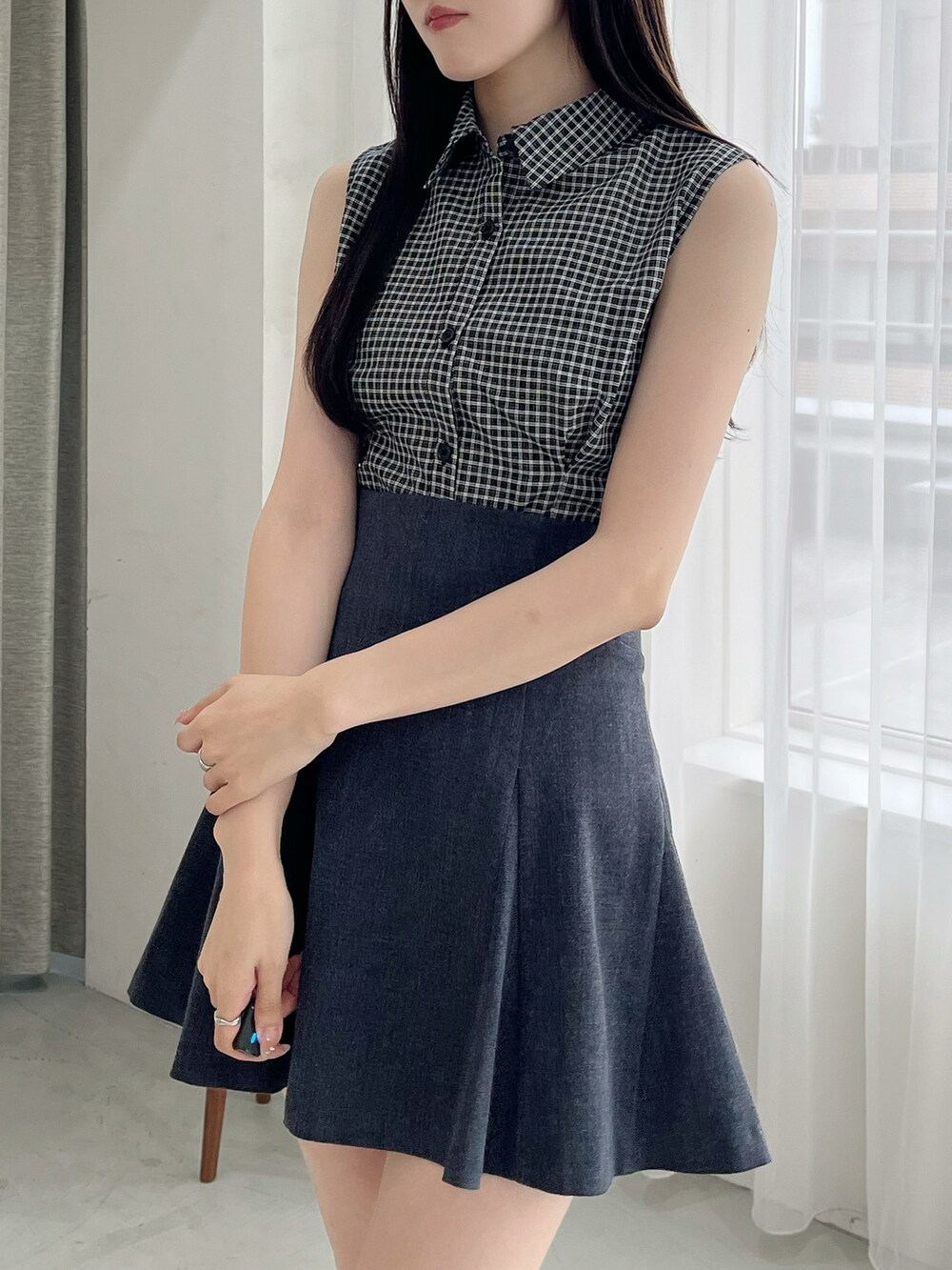 その他のシャツ/ブラウス、グレー系のスカート、ブラック系のブーツを着用したレディースの夏コーディネートの5枚目の写真