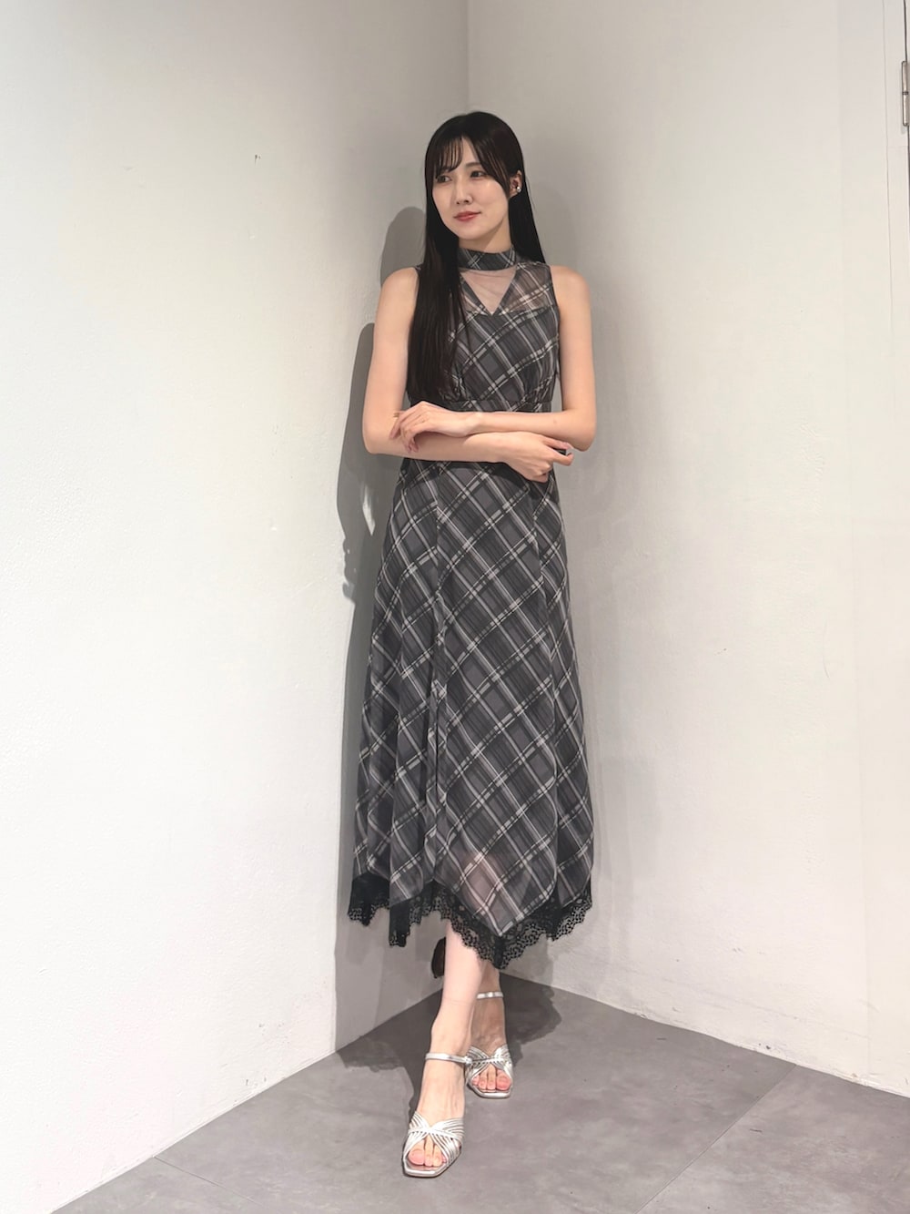 グレー系のワンピース、ブラック系のカーディガン/ボレロ、シルバー系のサンダルを着用したレディースの夏コーディネートの4枚目の写真