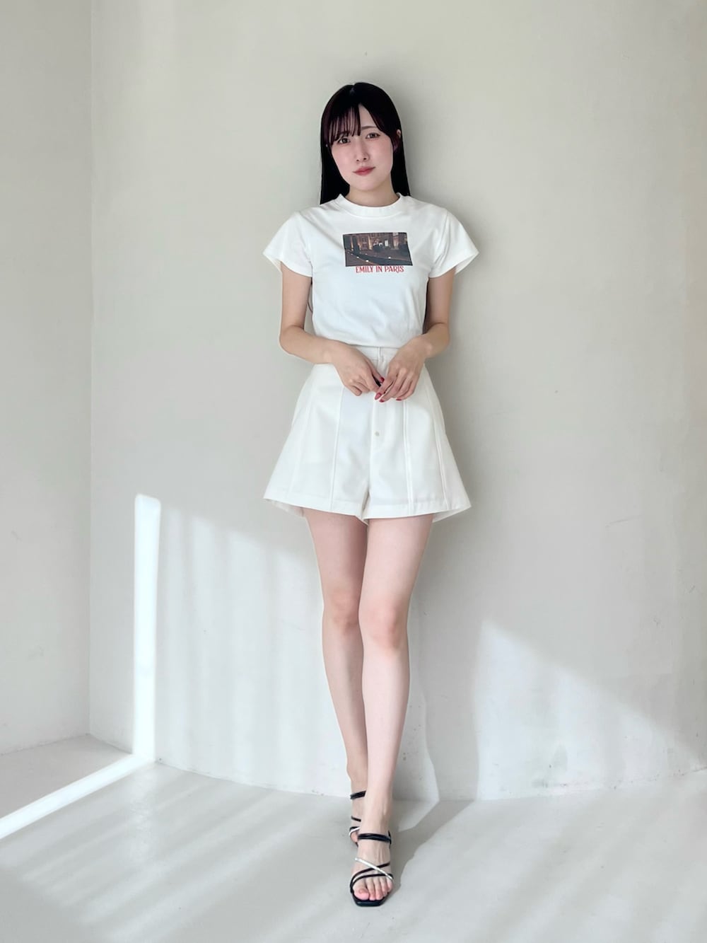 ブラック系のサンダル、ホワイト系のTシャツ/カットソー、ホワイト系のその他パンツを着用したレディースの春コーディネートの2枚目の写真
