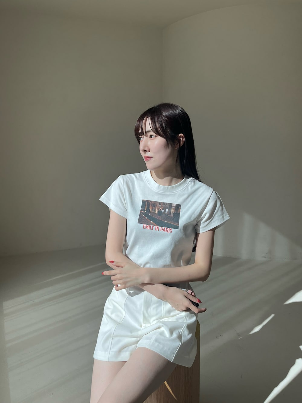 ブラック系のサンダル、ホワイト系のTシャツ/カットソー、ホワイト系のその他パンツを着用したレディースの春コーディネートの5枚目の写真