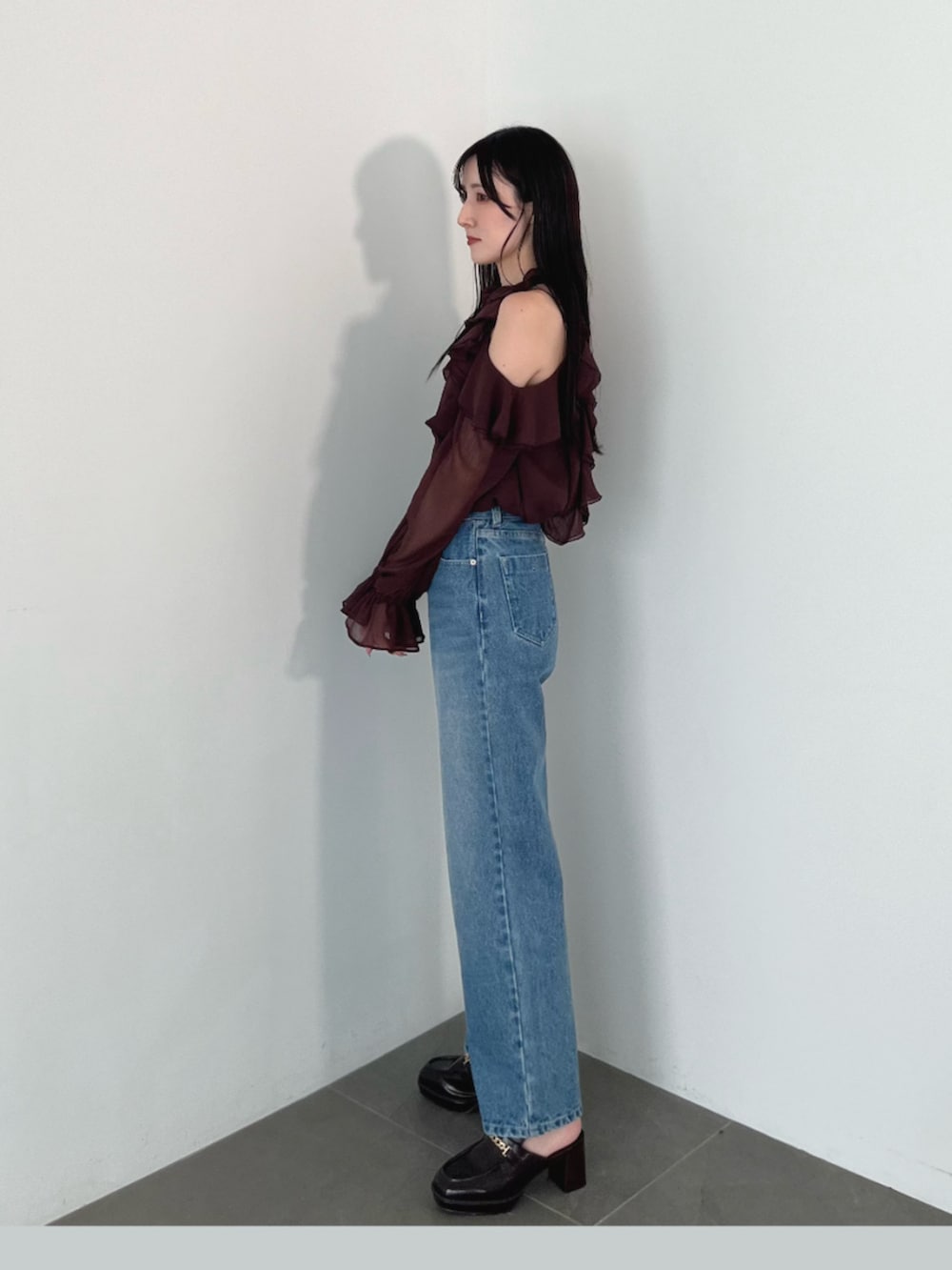 ブラウン系のローファー、ブルー系のデニムパンツ、ブラウン系のワンピースを着用したレディースの夏コーディネートの4枚目の写真