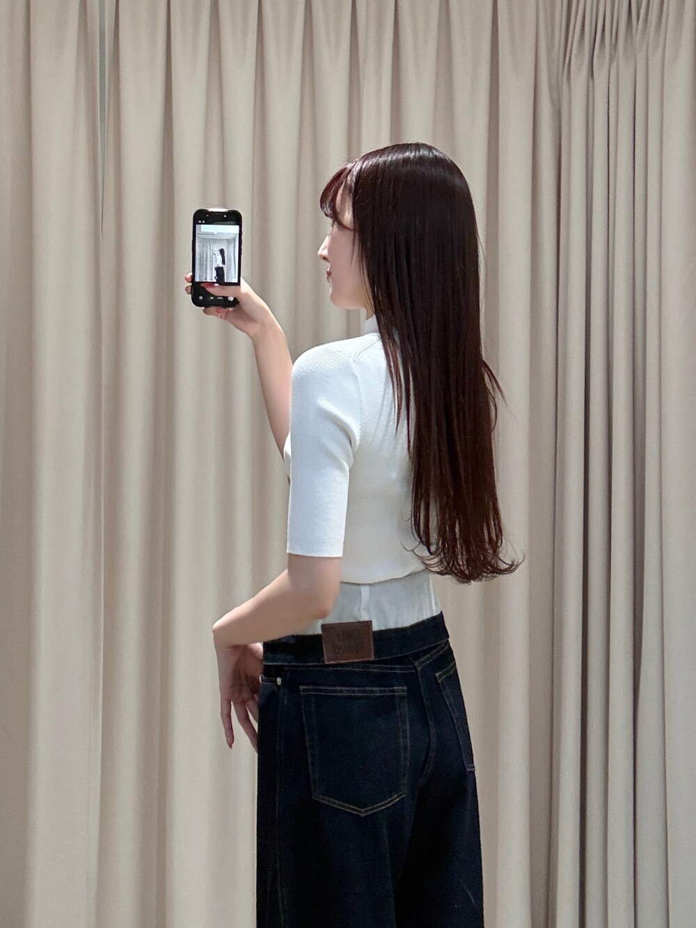 ブラック系のサンダル、ブルー系のその他パンツ、ホワイト系のニット/セーターを着用したレディースの春コーディネートの5枚目の写真