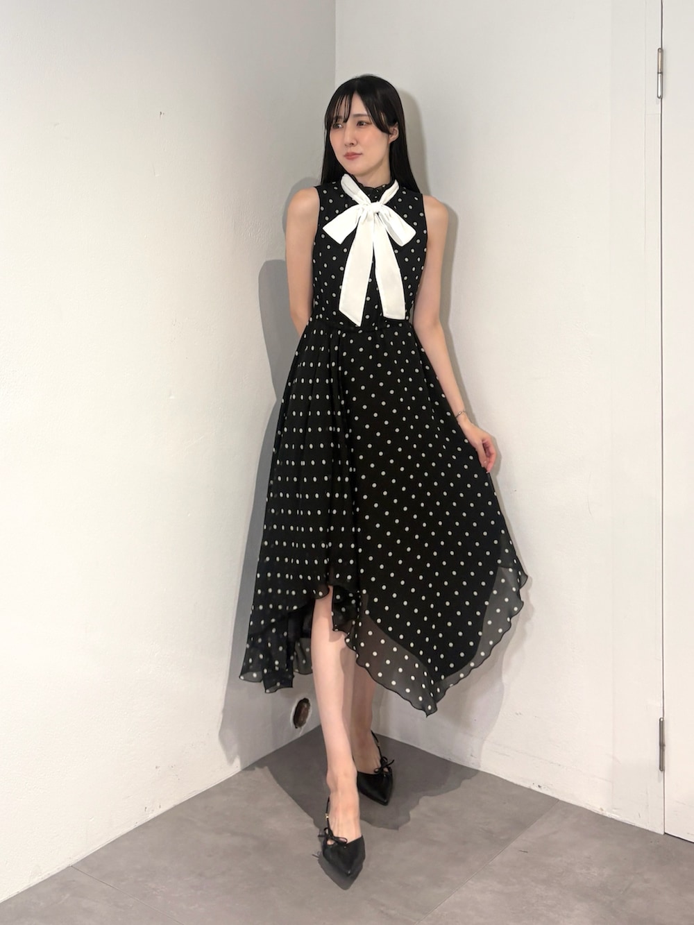 ブラック系のサンダル、ブラック系のワンピース、ブルー系のニット/セーターを着用したレディースの夏コーディネートの6枚目の写真