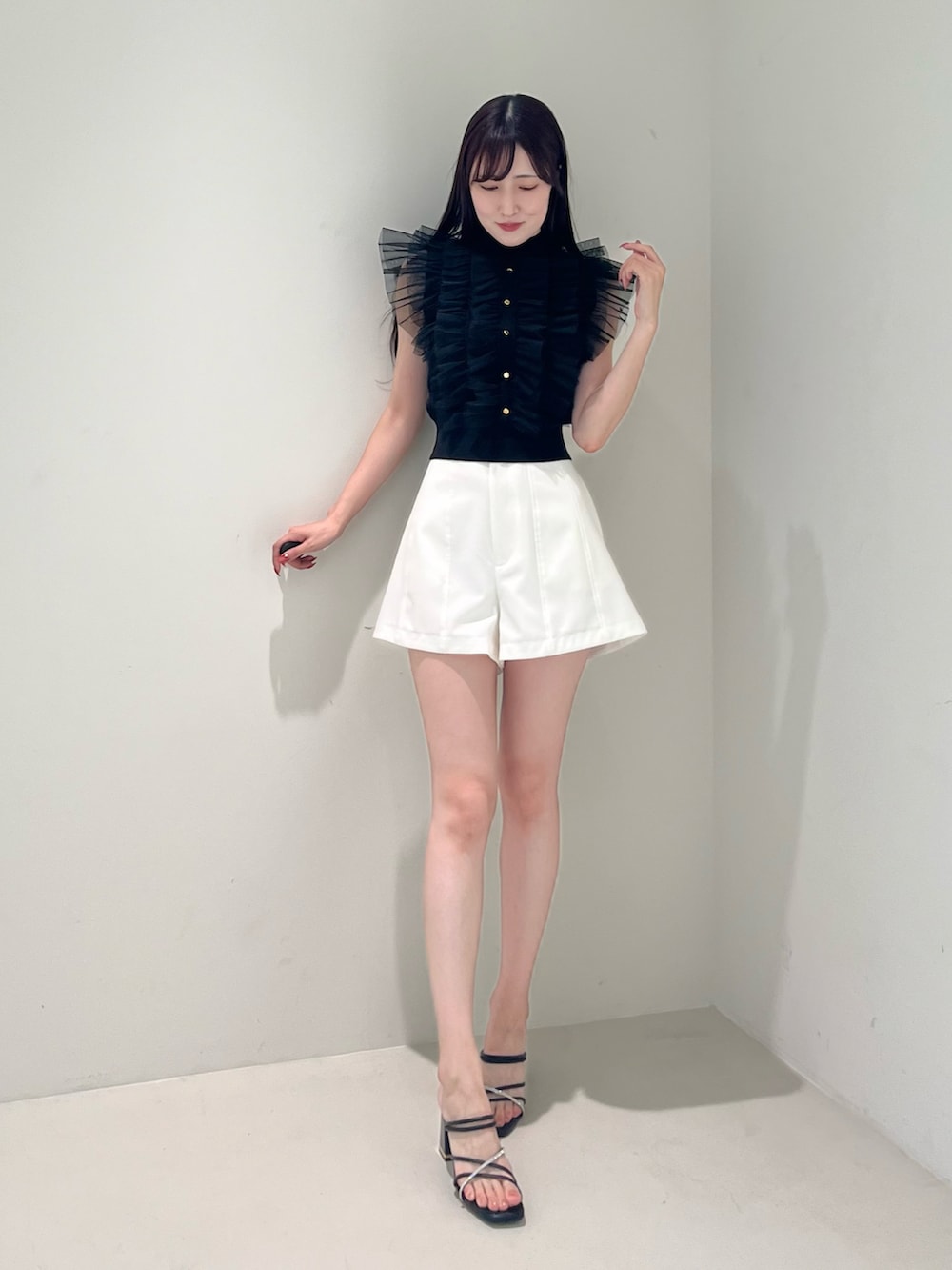 ブラック系のサンダル、ホワイト系のその他パンツ、ブラック系のニット/セーターを着用したレディースの春コーディネートの2枚目の写真