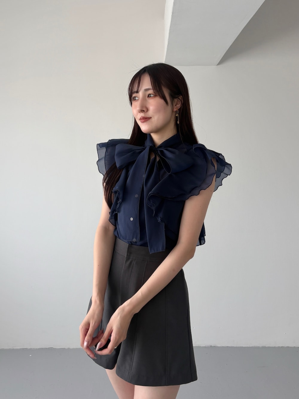 グレー系のその他パンツ、ブラック系のシューズ、ブルー系のシャツ/ブラウスを着用したレディースの夏コーディネートの6枚目の写真