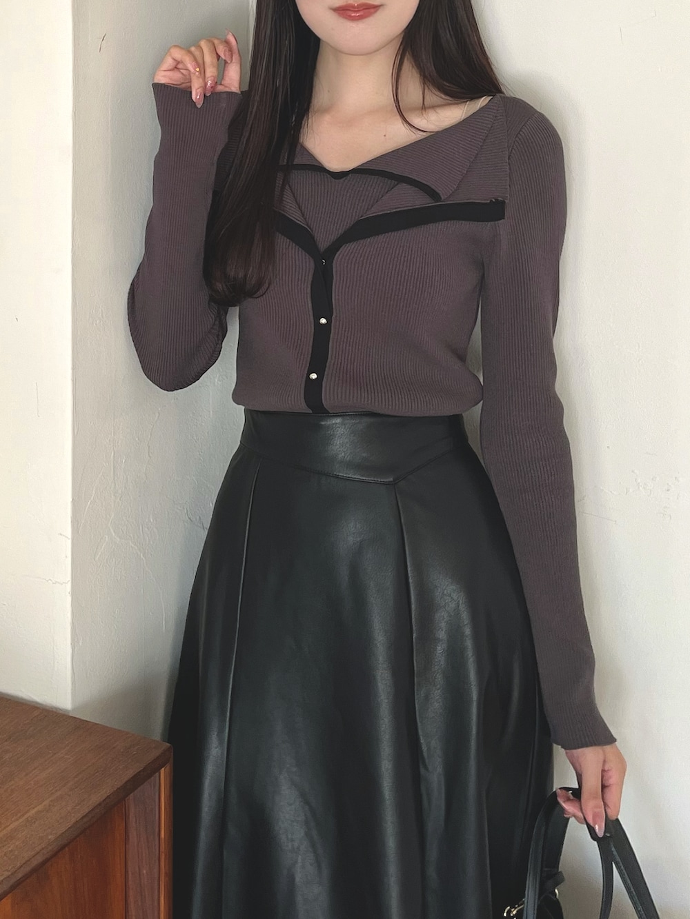 グレー系のニット/セーター、ブラック系のブーツ、ブラック系のショルダーバッグを着用したレディースの秋コーディネートの5枚目の写真