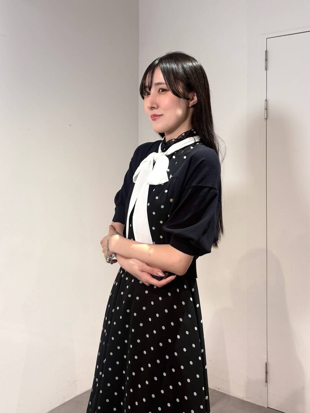 ブラック系のサンダル、ブラック系のワンピース、ブルー系のニット/セーターを着用したレディースの夏コーディネートの5枚目の写真