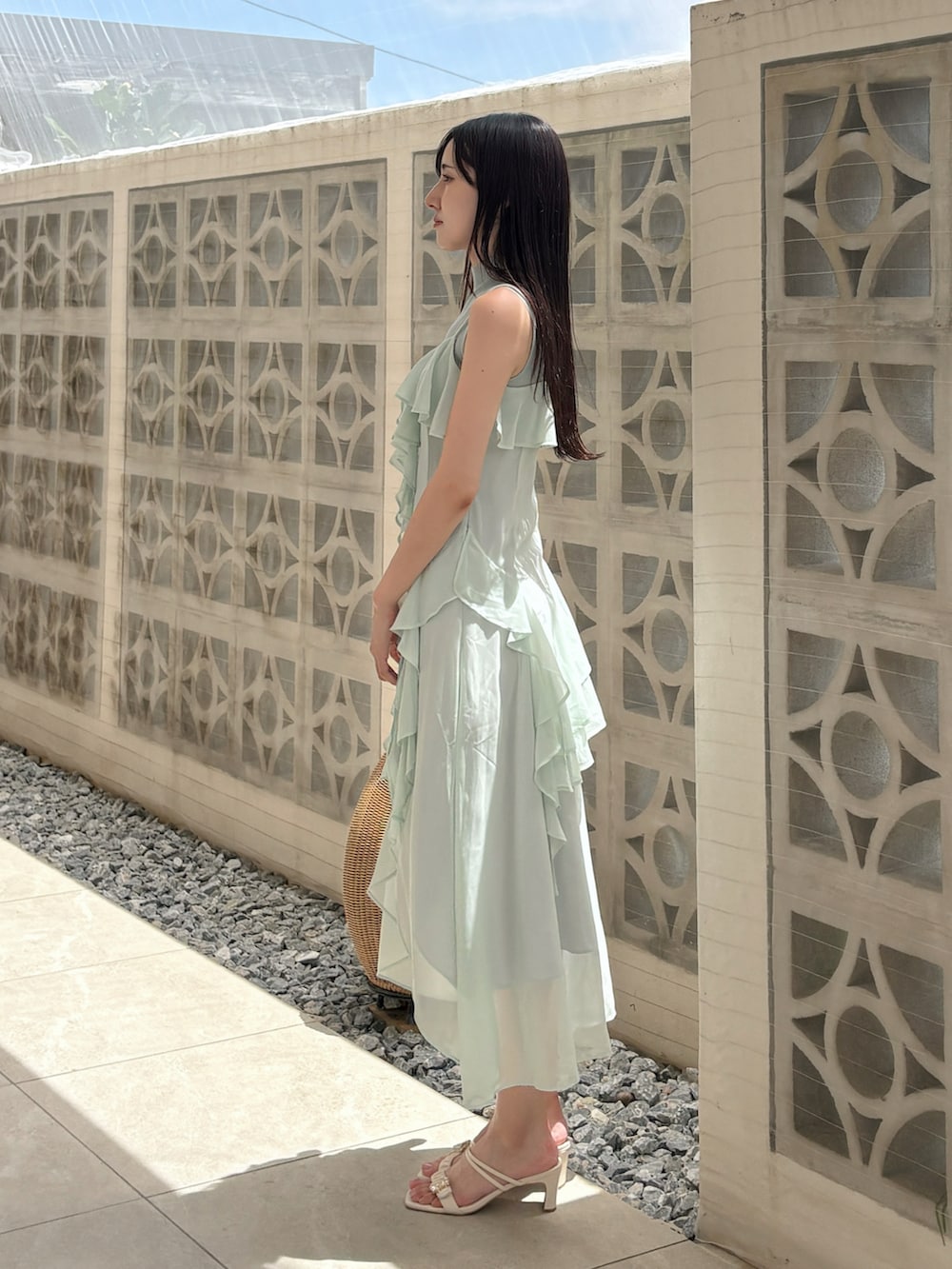 グリーン系のワンピース、グリーン系のニット/セーターを着用したレディースの夏コーディネートの3枚目の写真