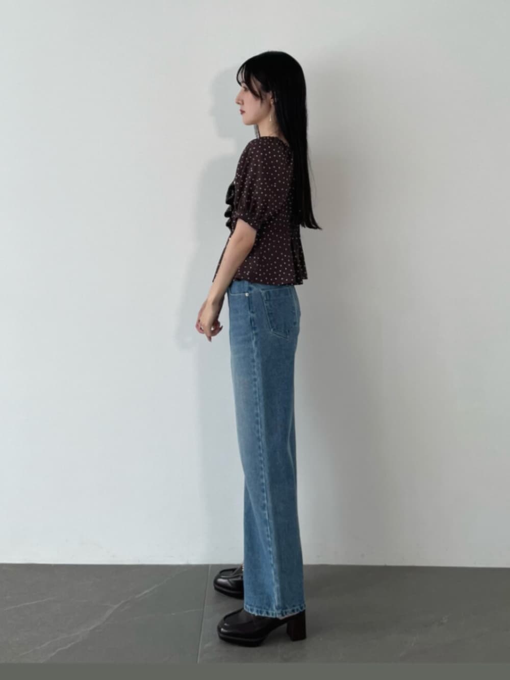 ブラウン系のシャツ/ブラウス、ブラウン系のローファー、ブルー系のデニムパンツを着用したレディースの夏コーディネートの4枚目の写真