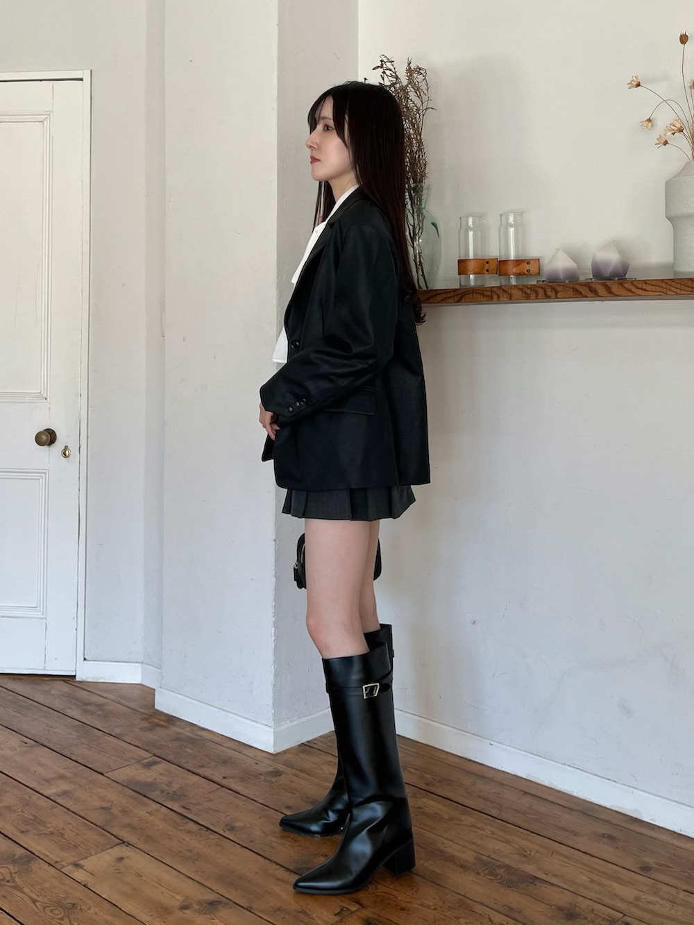 ホワイト系のシャツ/ブラウス、ブラック系のテーラードジャケット、ブラック系のハンドバッグを着用したレディースの秋コーディネートの3枚目の写真