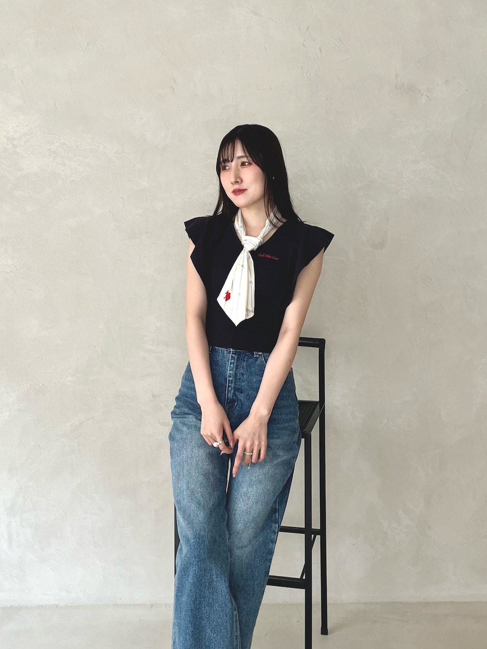 ブルー系のデニムパンツ、ブラウン系のシューズ、ブルー系のニット/セーターを着用したレディースの夏コーディネートの3枚目の写真