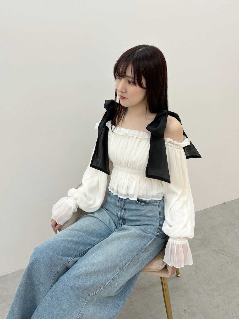 ホワイト系のシャツ/ブラウス、ブルー系のデニムパンツ、ブラック系のサンダルを着用したレディースの春コーディネートの5枚目の写真