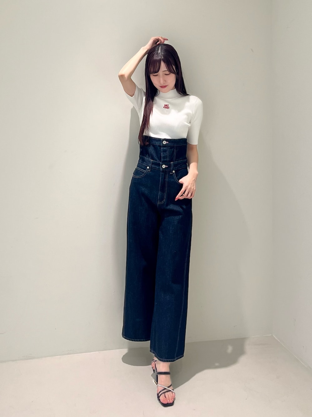 ホワイト系のニット/セーター、ブルー系のその他パンツ、ブラック系のサンダルを着用したレディースの春コーディネートの2枚目の写真