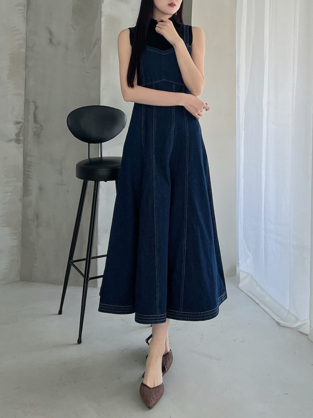 ブラウン系のパンプス、ブルー系のワンピース、ブラック系のニット/セーターを着用したレディースの春コーディネートの3枚目の写真