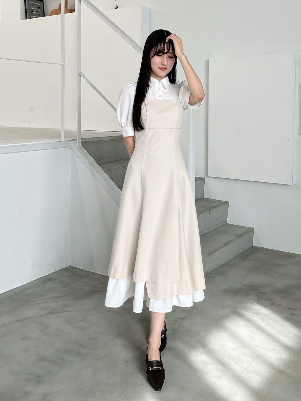 ブラウン系のパンプス、ベージュ系のワンピースを着用したレディースの春コーディネートの3枚目の写真