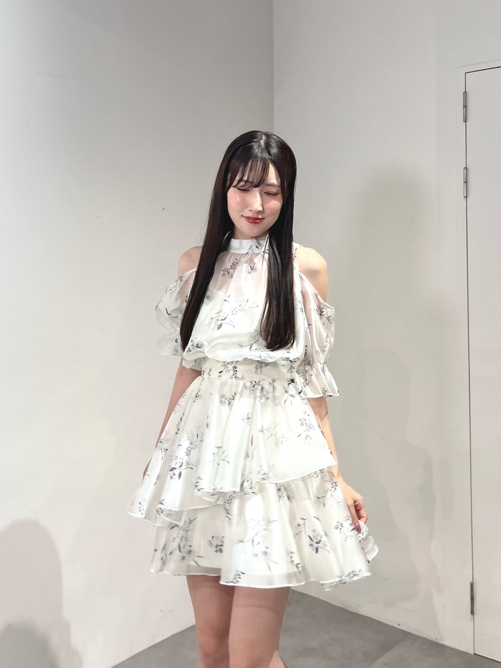ホワイト系のワンピース、グリーン系のショルダーバッグ、グレー系のブーツを着用したレディースの夏コーディネートの7枚目の写真