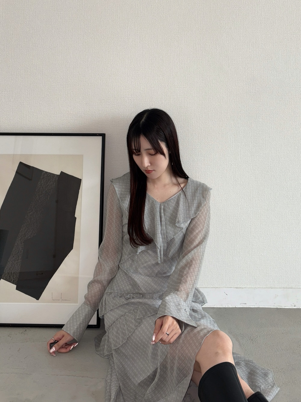 グレー系のワンピース、ブラック系のブーツを着用したレディースの冬コーディネートの5枚目の写真