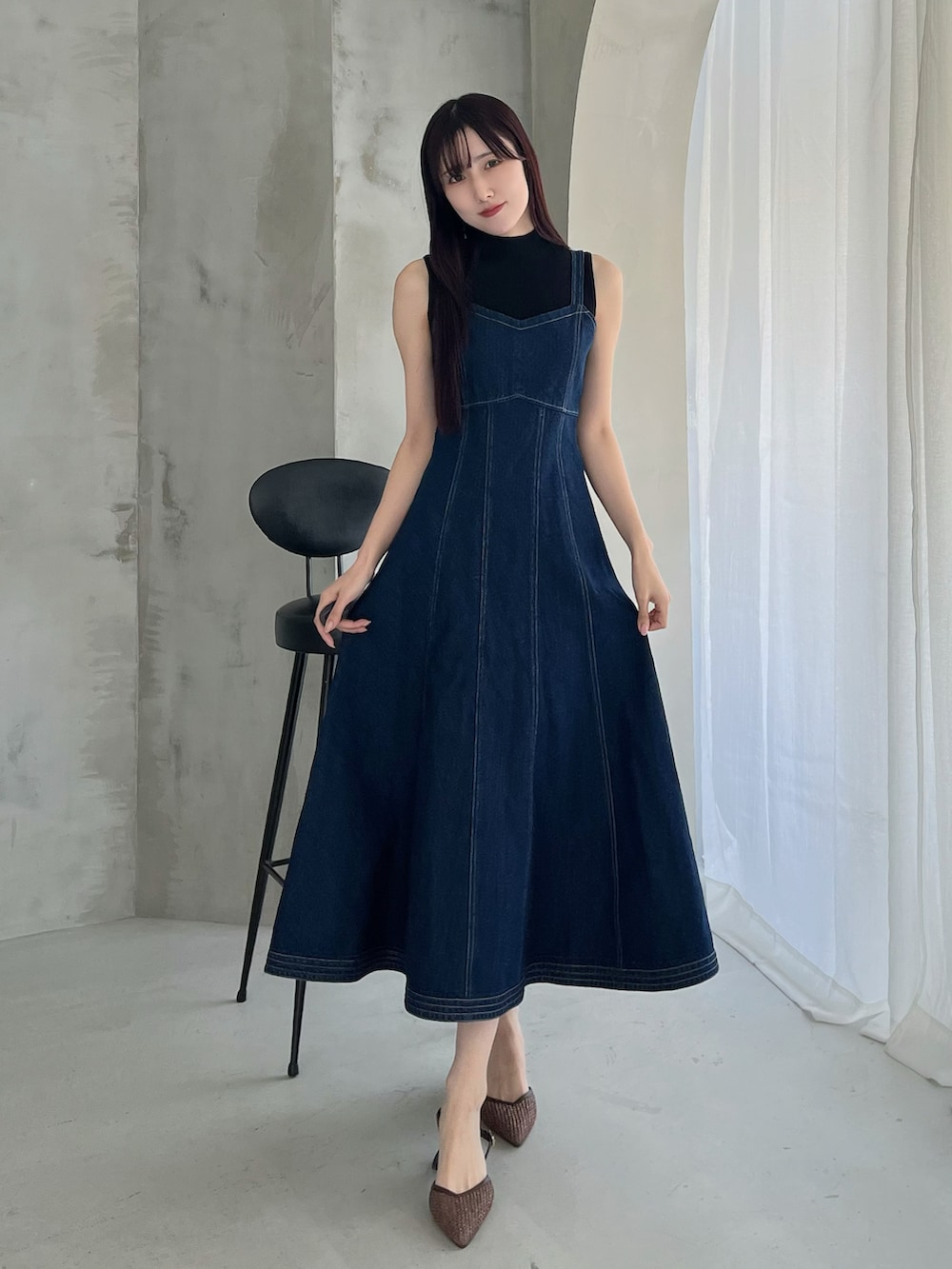 ブラウン系のパンプス、ブルー系のワンピース、ブラック系のニット/セーターを着用したレディースの春コーディネートの2枚目の写真