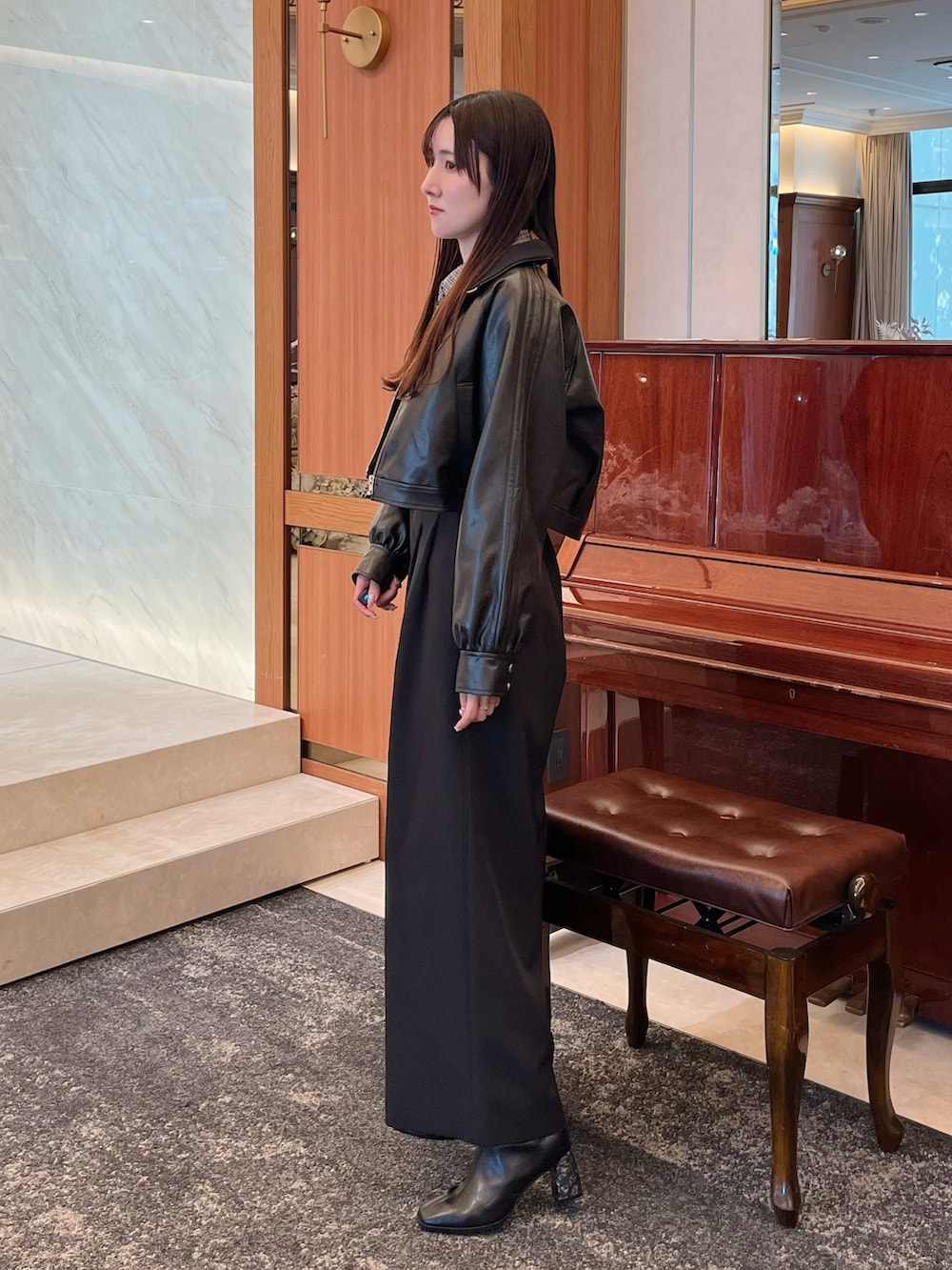 ブラック系のブーツ、ブラック系のその他パンツ、ブラック系のブルゾンを着用したレディースの秋コーディネートの3枚目の写真