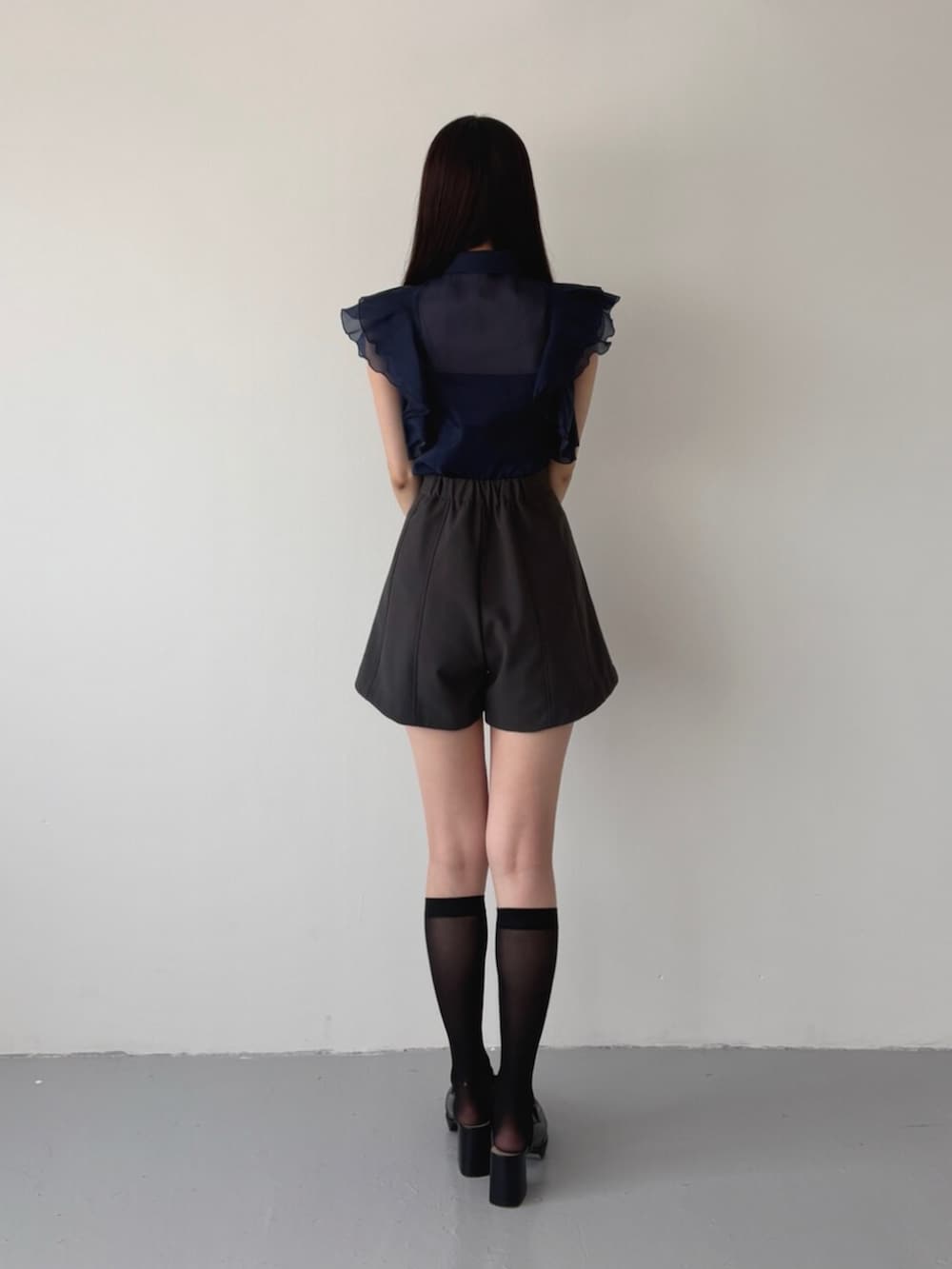 グレー系のその他パンツ、ブルー系のシャツ/ブラウスを着用したレディースの夏コーディネートの4枚目の写真