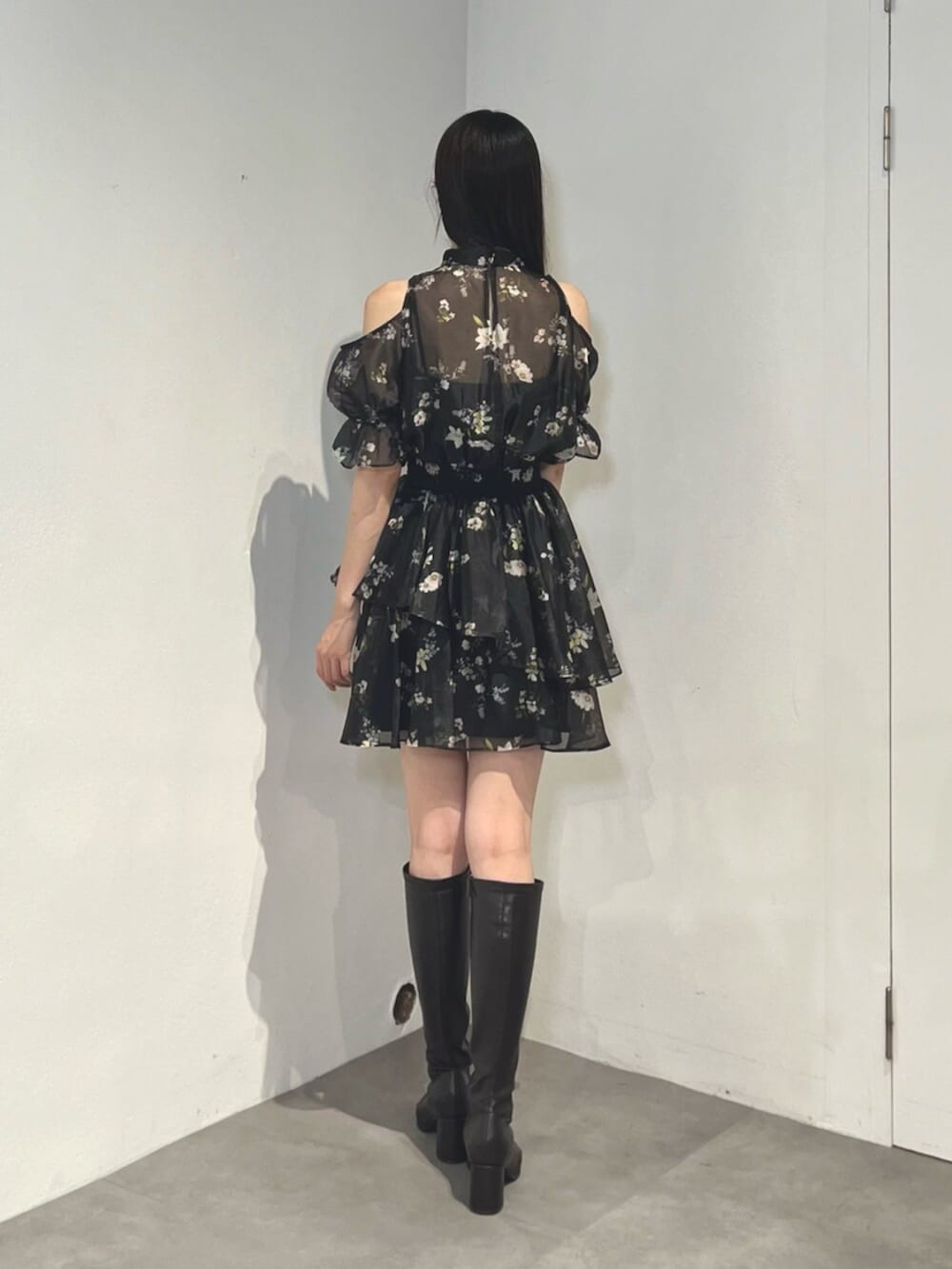 ブラウン系のブーツ、ブラック系のワンピースを着用したレディースの夏コーディネートの4枚目の写真