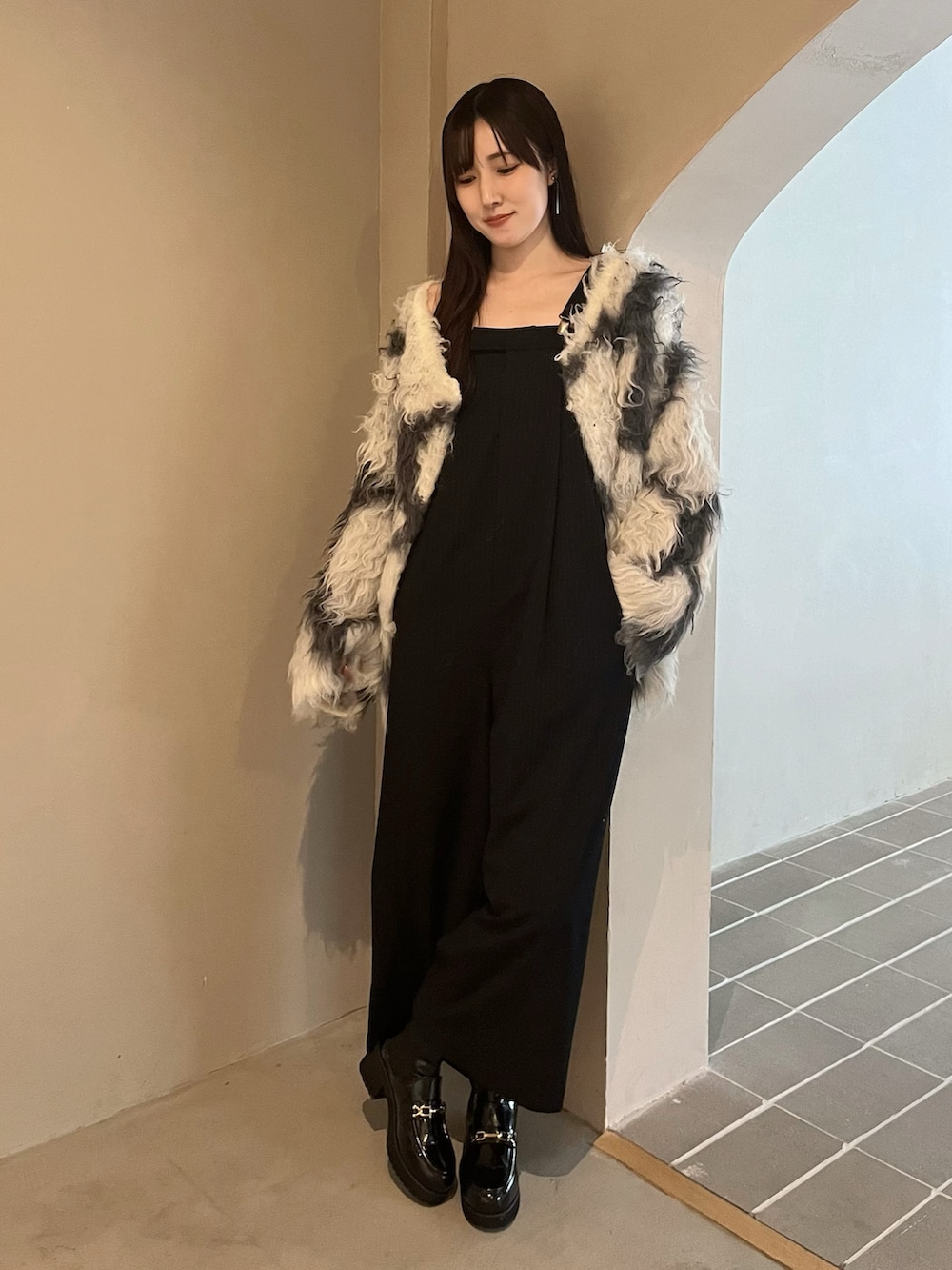 ブラック系のブーツ、ブラック系のつなぎ/オールインワン、その他のニット/セーターを着用したレディースの春コーディネートの2枚目の写真