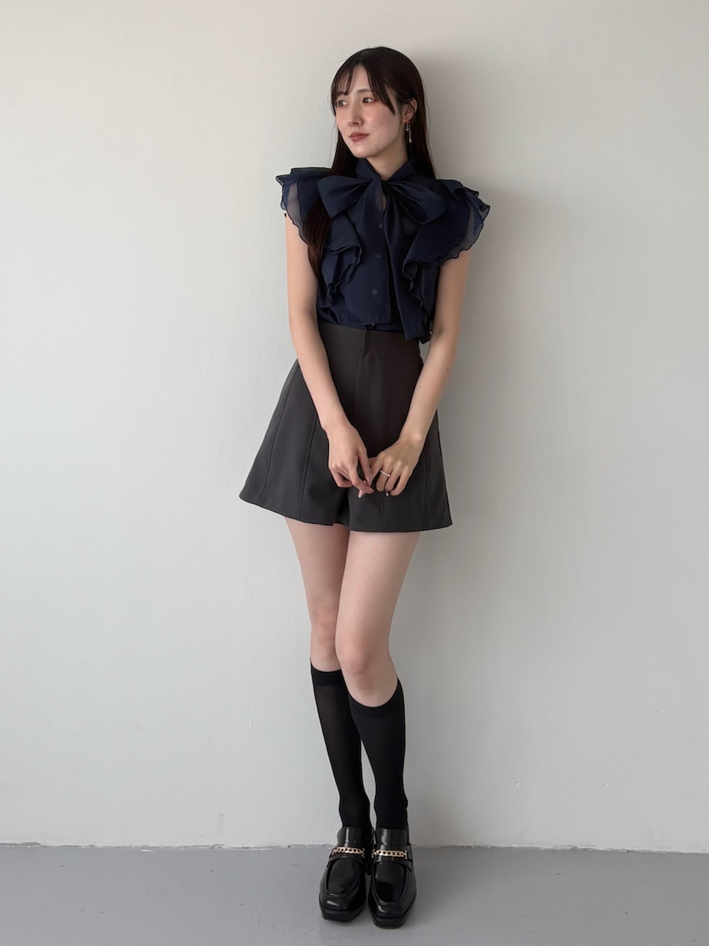 グレー系のその他パンツ、ブラック系のシューズ、ブルー系のシャツ/ブラウスを着用したレディースの夏コーディネートの2枚目の写真