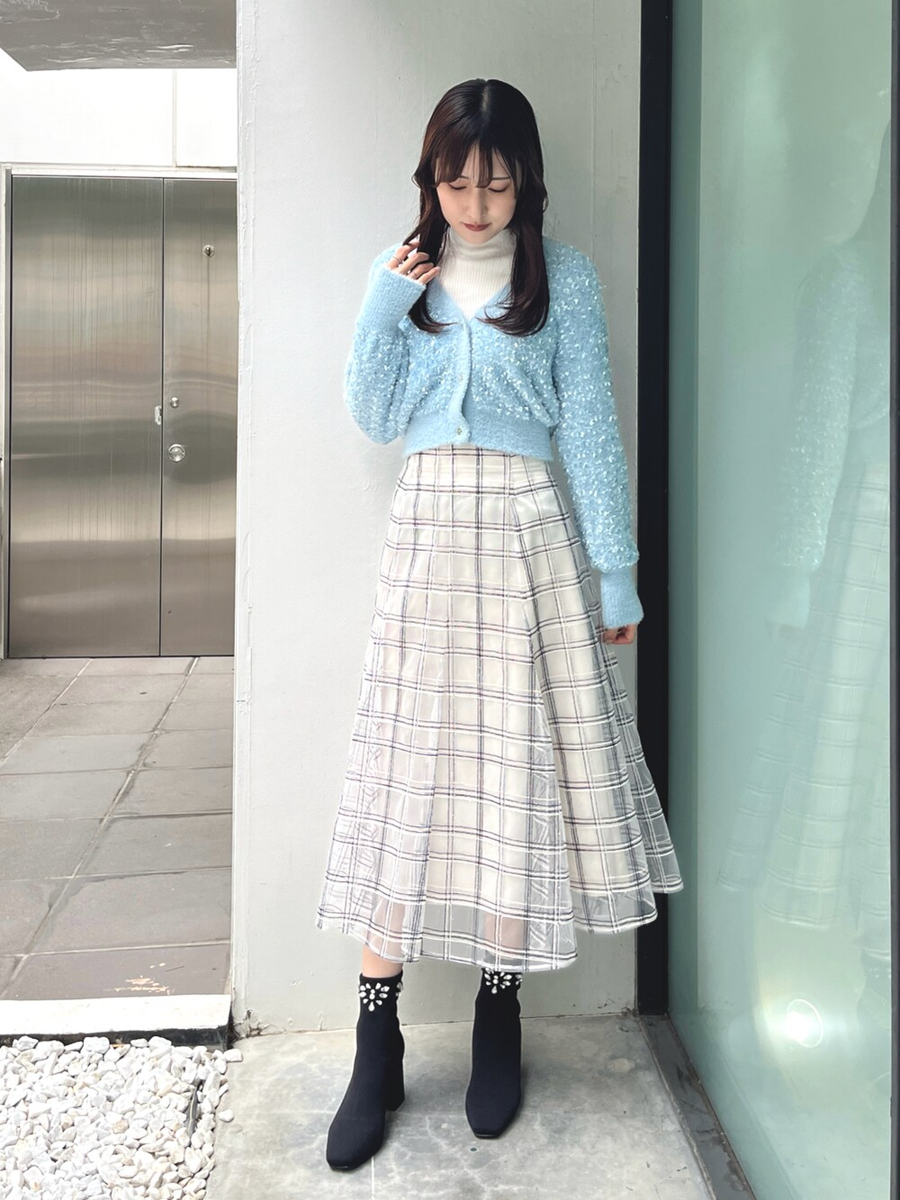 ブルー系のカーディガン/ボレロ、ホワイト系のニット/セーター、ホワイト系のスカートを着用したレディースの夏コーディネートの2枚目の写真