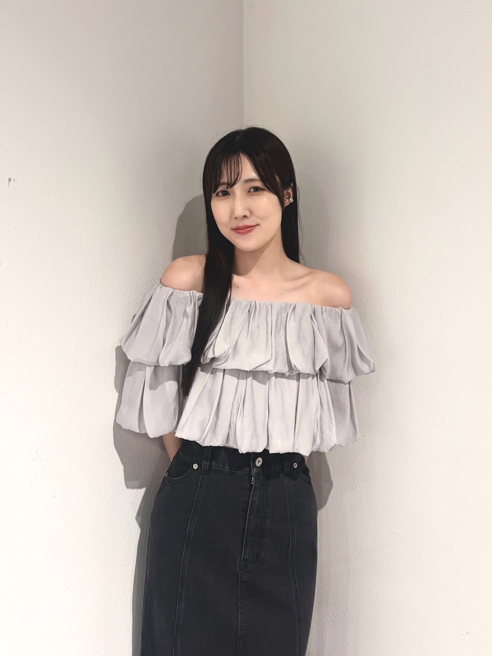 ブラック系のスカート、グレー系のシャツ/ブラウス、シルバー系のサンダルを着用したレディースの夏コーディネートの6枚目の写真