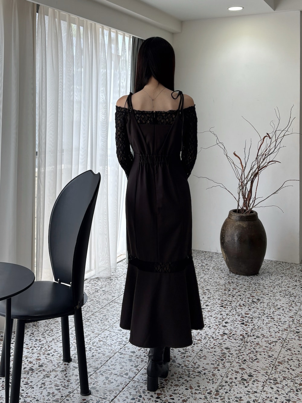 ブラウン系のワンピース、ブラック系のブーツを着用したレディースの冬コーディネートの3枚目の写真